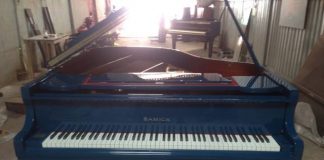 Sơn đàn piano Samick màu xanh dương